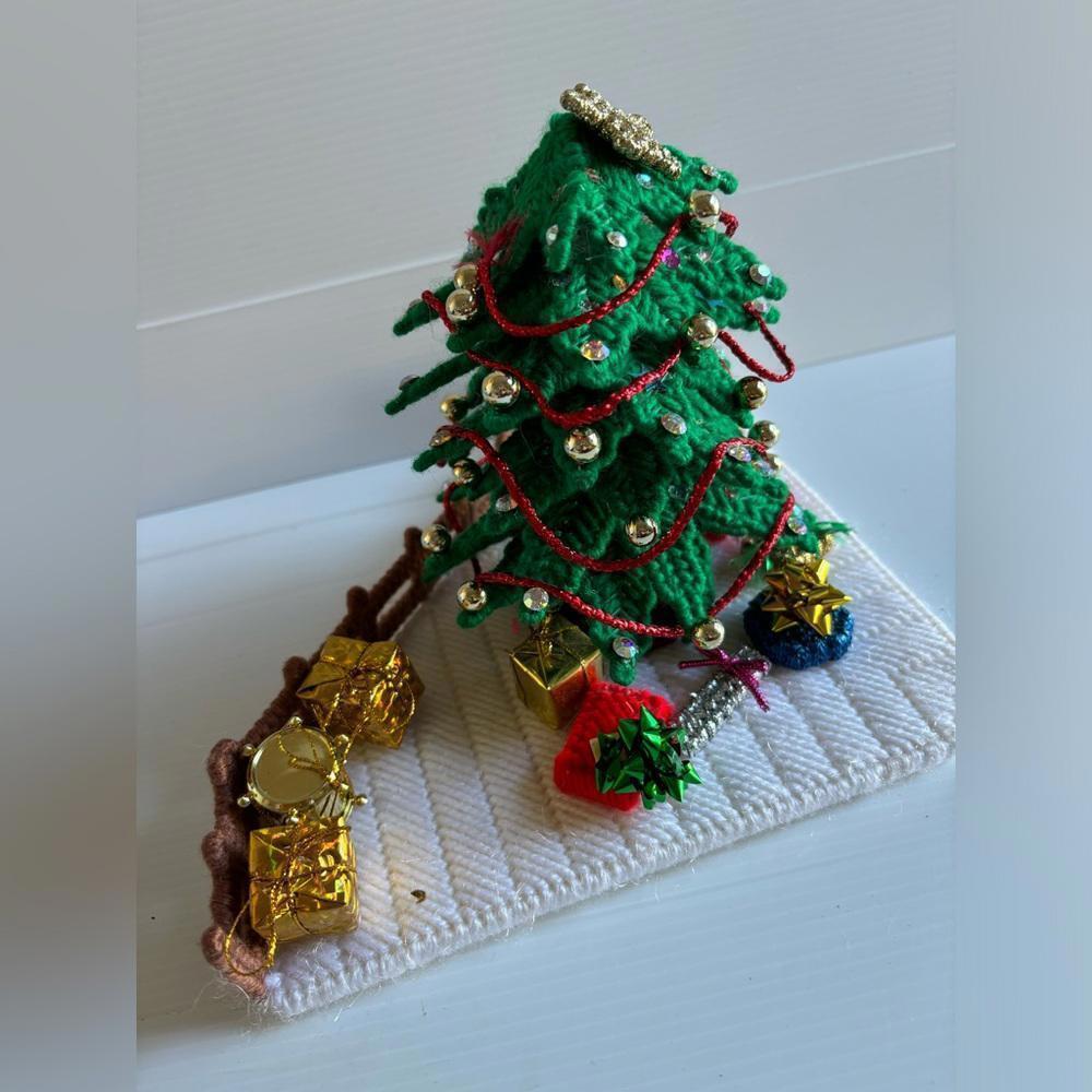 Vintage Needlepoint Christmas Scene Crochet Tree - Picture 4 of 6